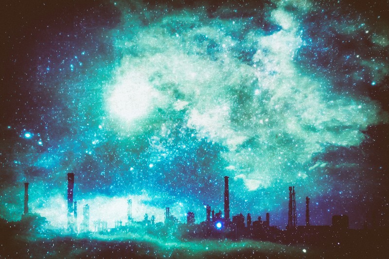 星雲に包まれる工場夜景
