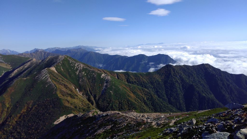 常念岳山頂より
